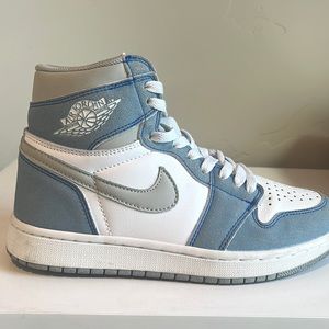 AIR JORDAN 1 RETRO HIGH OG ‘HYPER ROYAL’